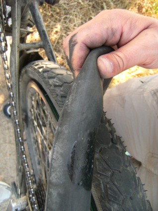 Miri flickt mal wieder den Fahrrad-Schlauch