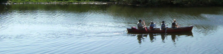Kanu-Paddler am frühen Morgen auf der Lahn bei Gießen