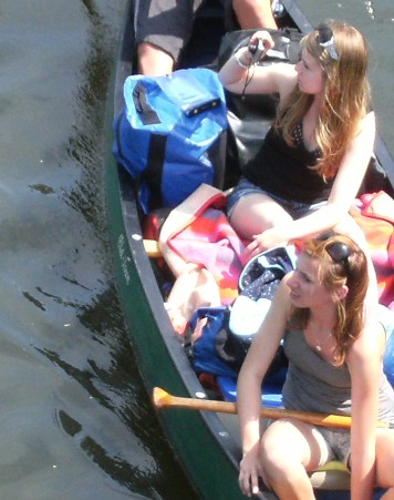 Kanu-Fahrerinnen auf der Lahn blicken ans Ufer bei Löhnberg