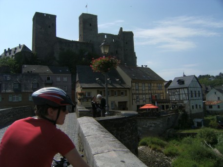 Miri on the Bike auf der Lahnbrücke (15. Jh.) in Runkel mit Burgschloss und Bannmühle