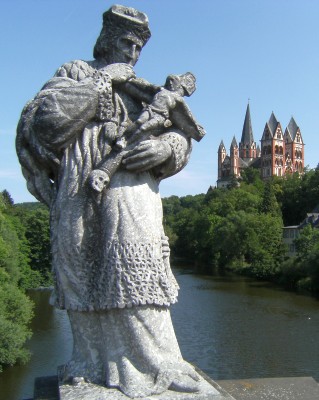 Blick von der Alten Lahnbrücke (14. Jh.) mit einer Skulptur des heiligen Johann von Nepomuk auf den Limburger Dom