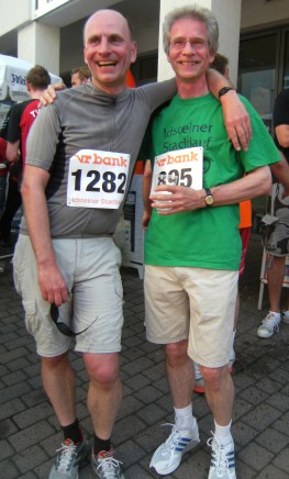 Chris (23:26) & Heinrich (22:08) nach dem Zieleinlauf des Idsteiner Stadtlauf 2011 (5 km)