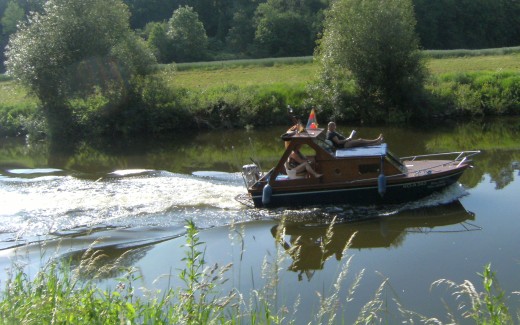 Motorboot schippert auf der Lahn bei Diez