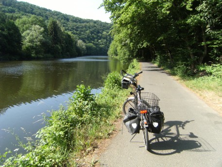 Panther Dominance Trekking auf einem romantischen Streckenabschnitt des Lahntalradwegs bei Limburg