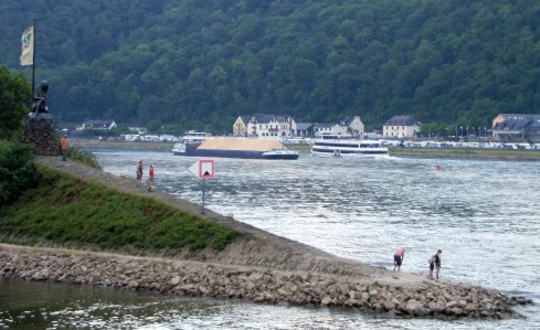 An der Loreley-Skulptur bei St. Goarshausen