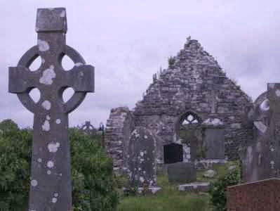 Kathedral-Ruinen in Aghagower mit irischem Kreuz bei Westport, Irland