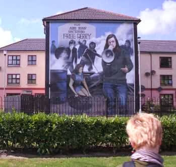 Hauswand-Gemälde in Nordirland: YOU ARE NOW ENTERING FREE DERRY