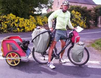 Französischer Weltenradler mit Hund Loulou in Nordirland