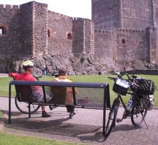 Chris und Miri vor der Festung von Carrickfergus, Nordirland