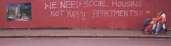 Mauerwand an der Shankill Road in Belfast, Nordirland: WE NEED SOCIAL HOUSING - NOT YUPPI APARTMENTS!!!