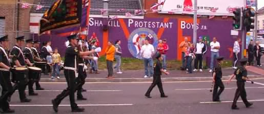 Protestantische Parade auf der Shankill Road in Belfast, Nordirland