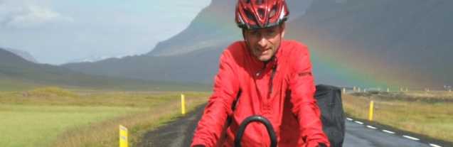 Chris nass in der Sonne vor Regenbogen, Island