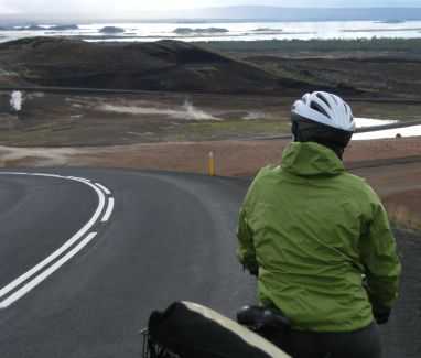 Miri blickt auf Schwefeldämpfe und den Myvatn 