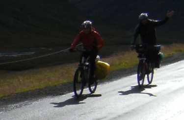 Radler im Gegenverkehr auf der Ringstraße 1 in Island bei Akureyri