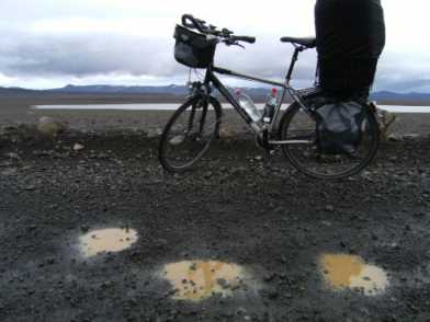 Rad auf Piste nach Regen in Island