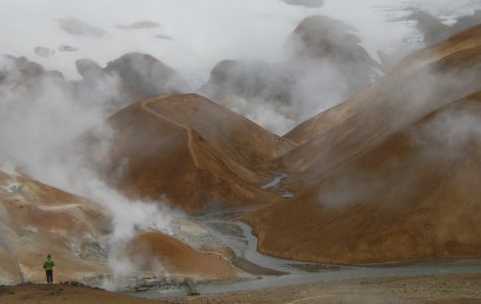 Miri im Farbfelsen- Panorama mit dampfenden Quellen: Kerlingarfjöll, Island