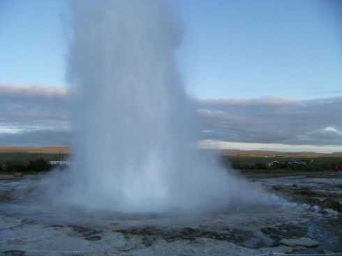 Alle sieben Minuten ein Ausbruch: Geysir Strokkur, Island