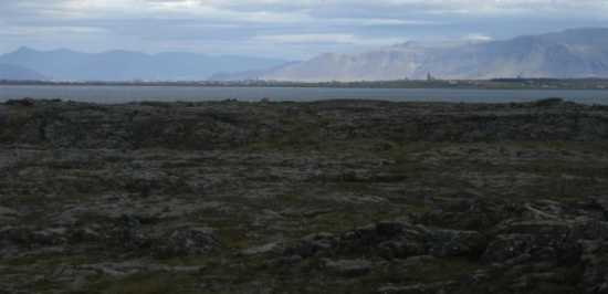 Blick zurück über versteinerte Lava auf Reykjavík und Umgebung, Island