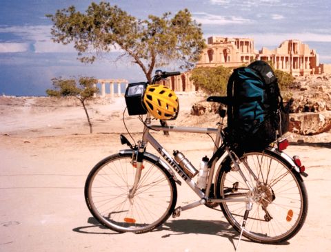 Staiger-Herrenrad Florida vor den Ruinen von Sabratha, Libyen