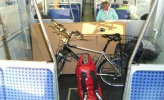 Bike und Bike-Karton in der S 8 auf dem Weg zum Frankfurter Flughafen