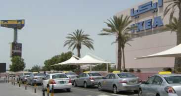 Ikea auf Arabisch und Latein an der Marina Mall in Abu Dhabi, Vereinigte Arabische Emirate
