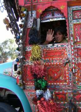 Linksverkehr in Pakistan: Beifahrer grüßt aus dem LKW-Fenster