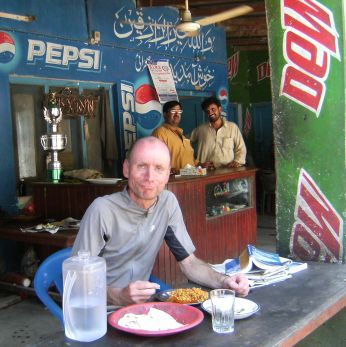 14:09 Uhr: Chris beim Mittagessen am Busrastplatz von Thakot, Battagram District, Pakistan