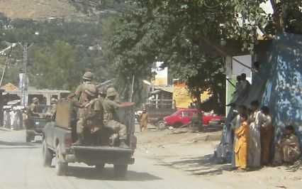 Minuten nach dem Taliban-Selbstmord-Anschlag: Soldaten-Jeeps eilen zum zerstörten Checkpoint