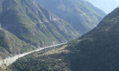 Karakorum-Highway (KKH) oberhalb des Indus in Fels gesprengt, Indus Kohistan, Pakistan