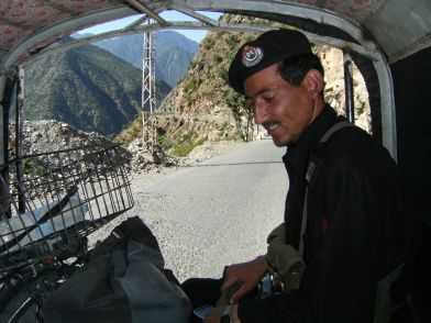 Zwangstransport: Soldat bewacht Fahrrad im Militär-Jepp auf dem Karakorum-Highway (KKH), Pakistan