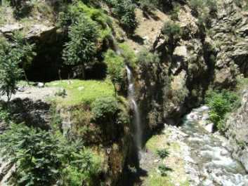 Wasserfall am Karakorum-Highway (KKH) in Indus Kohistan, Pakistan