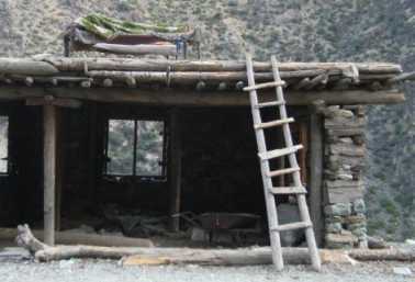 Mann im Bett auf einer Hütte am Karakorum-Highway (KKH) in Indus Kohistan, Pakistan
