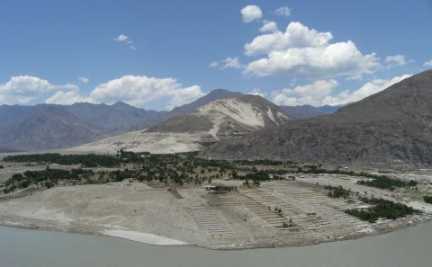 Dorf mit Plantagen an einer Biegung des Indus kurz vor Chilas, Pakistan