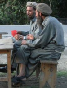 'Bismallah': Tischgenossen beim Abendessen in einem Straßenrestaurant von Chilas, Northern Areas, Pakistan
