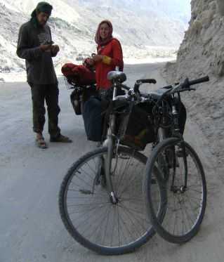Gegenverkehr: David und Blanca, ein Paar aus Katalonien, downhill auf dem Karakorum Highway unterwegs