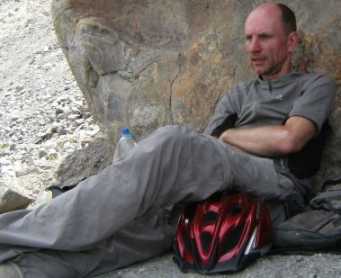 Mittagspause bei 49 Grad: Christoph Gocke alias Chris on the Bike erschöpft im Schatten am Karakorum-Highway, Pakistan
