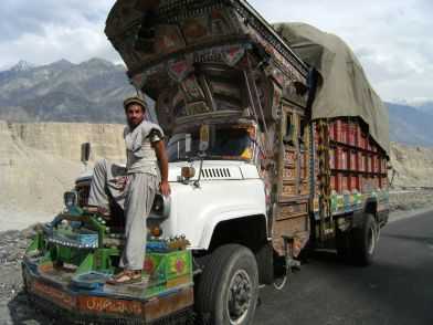 Stolzer LKW-Fahrer auf dem Karakorum-Highway (KKH), Northern Areas, Pakistan