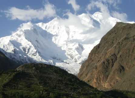 Grün-weiß-braunes Berg-Panorama mit dem Rakaposhi ('Fischschwanz' - 7790 m) am Karakorum-Highway (KKH), Pakistan