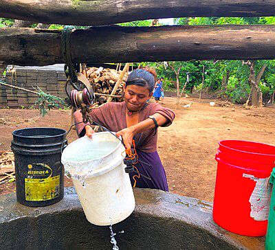 Mädchen mit Wasser am Brunnen bei Santa Clara, Nicaragua