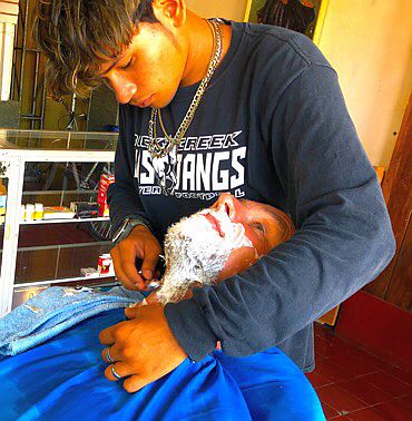 Barbier bei der Arbeit in Granada, Nicaragua