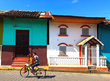 Granada: Häuserfront, Nicaragua