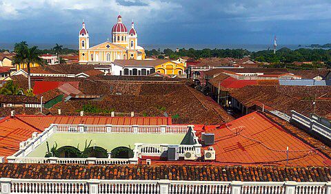 Granada: Blick über Dächer auf die Kathedrale, Nicaragua