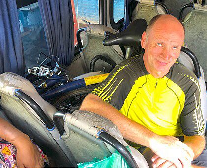 Rasierter Chris auf dem Rückweg von Granada nach Managua im Bus