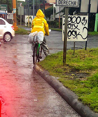 Radler bei Regen in Managua