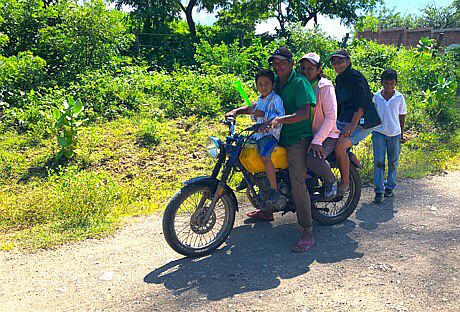 Fünf Passagiere für ein Motorrad bei El Tránsito, Nicaragua