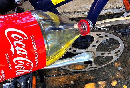 Öl aus der Coca-Cola-Flasche für die Fahrradkette, Nicaragua