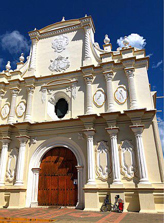 Brompton-Faltrad vor Iglesia La Merced, León, Nicaragua