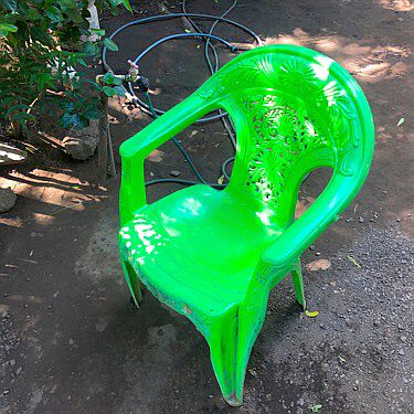Grüner Plastikstuhl in Barock-Stil, Nicaragua