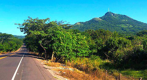 Landstraße in Honduras mit Bergen