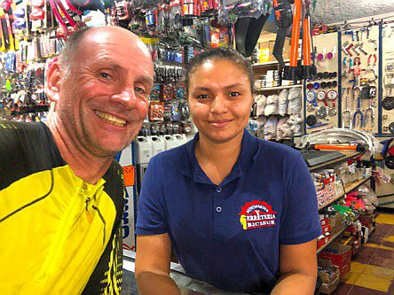 Mit einer Verkäuferin in der ferreteria bicisur, Choluteca, Honduras
